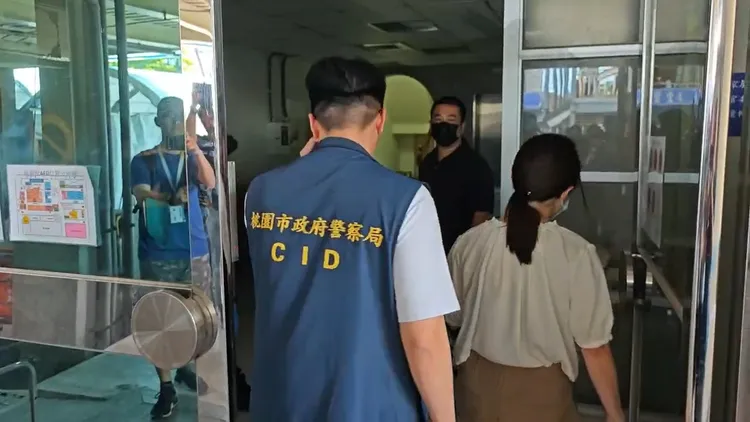 檢警相驗。翻攝畫面