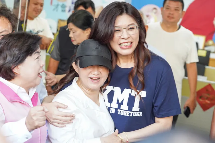 台中市長盧秀燕與立委楊瓊瓔、前立委鄭麗文。記者李俊毅翻攝