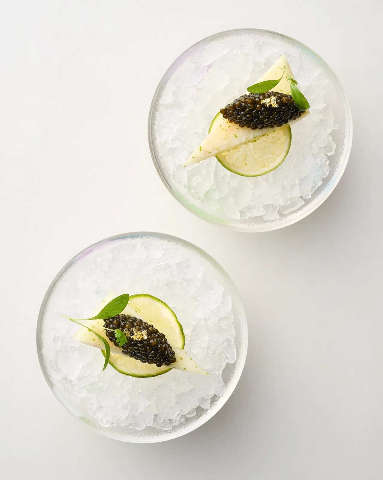 Mingles餐厅经典料理「Peach, Green Tangerine, and Caviar」体现了其平衡食材的料理哲学。台北晶华提供