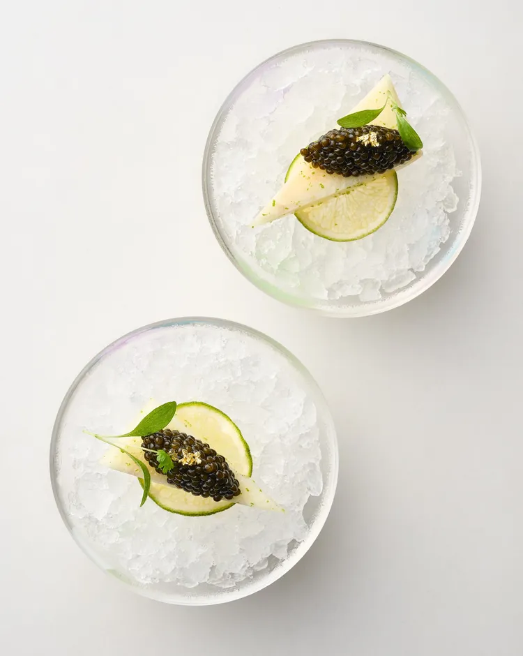 Mingles餐廳經典料理「Peach, Green Tangerine, and Caviar」體現了其平衡食材的料理哲學。台北晶華提供