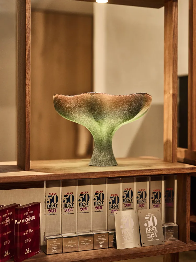 Mingles餐廳2016年起連續多年入選《亞洲 50 大最佳餐廳》，2021年名列亞洲第10、韓國第1。2017年起更年年獲得米其林星級肯定，2025年榮登三星寶座，成為韓國當年度唯一一間三星餐廳。台北晶華提供