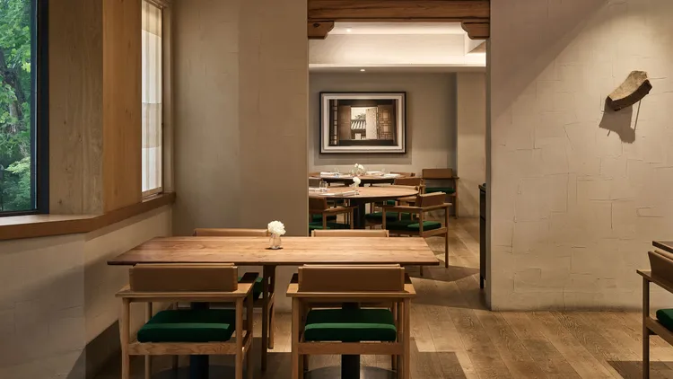 2014年姜珉求（Mingoo Kang）主廚在首爾清潭洞創立屬於自己的Mingles餐廳，以韓國料理為根基，融入多國技法，開創獨特的當代韓食風格。台北晶華提供