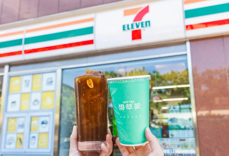 「黑糖粉粿剉冰」以傳統黑砂糖熬製醬汁搭配剉冰基底，一次就能吃到Q彈的黃粉粿，以及紅豆與花生仁等配料。7-ELEVEN提供