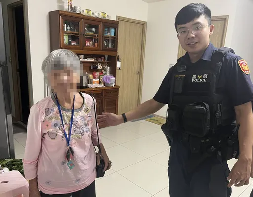 老妇刚搬家不熟环境迷路 大园警靠这一物助她回家