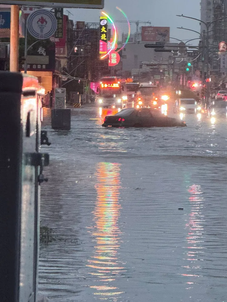 台南淹水，車子泡水。翻攝「台南大小事」社團