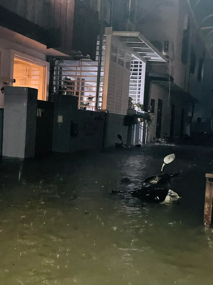 今晨有民眾PO出照片哀號，台南東區大同路一段巷弄淹水慘重。翻攝「台南大小事」社團