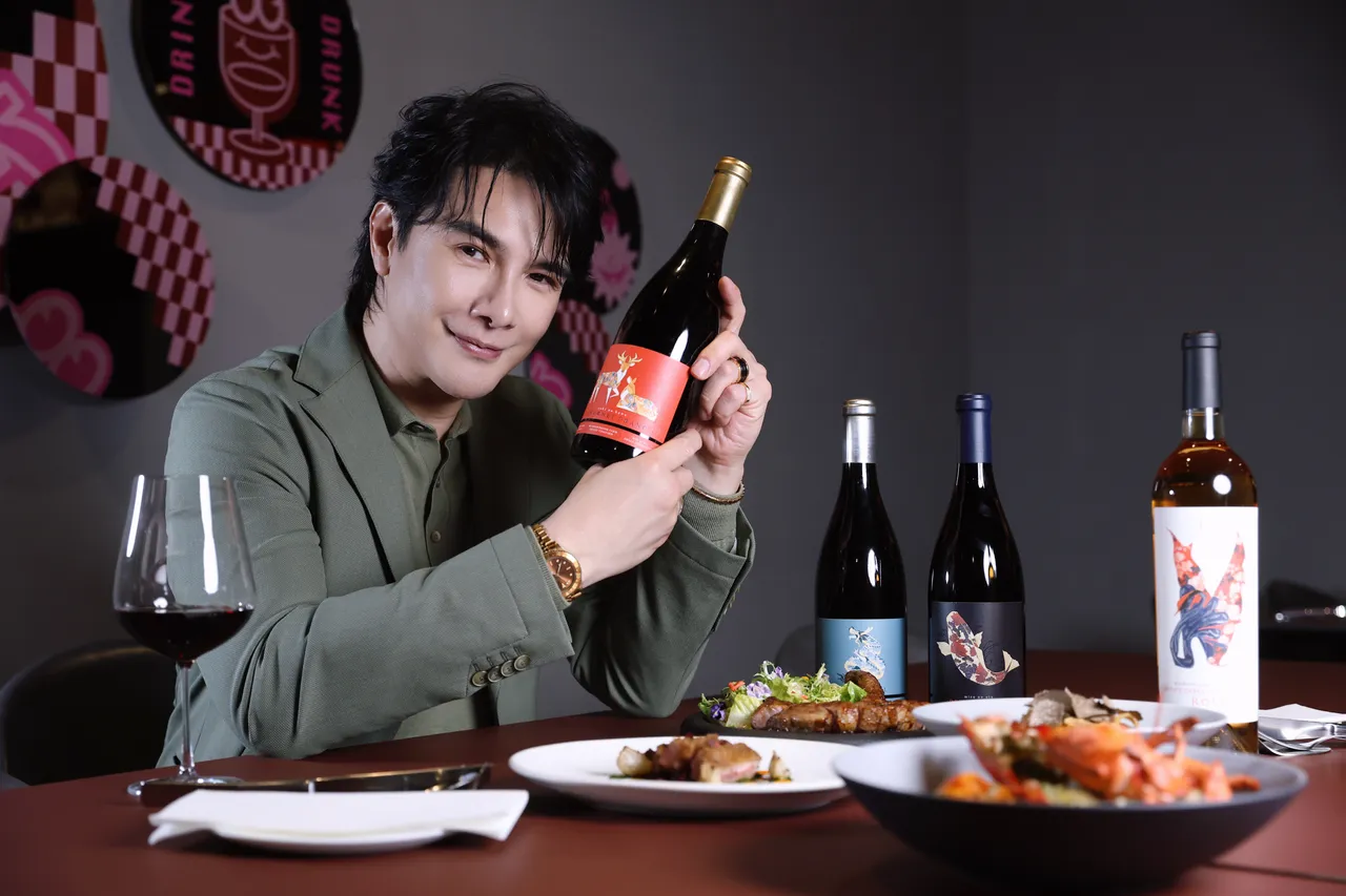 谢佳见喜欢和朋友一起小酌。酒语轩提供