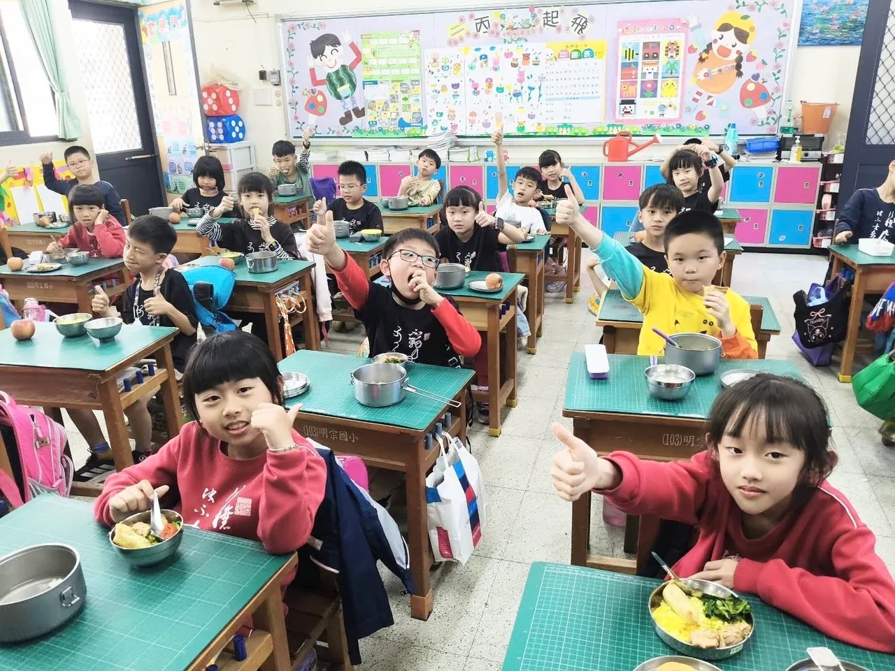 明宗国小午餐深受小朋友欢迎。翻摄画面
