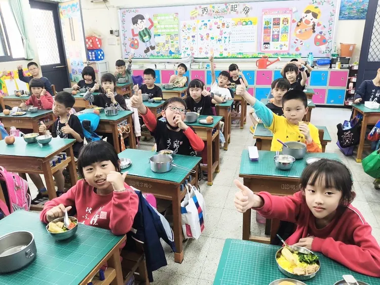 明宗國小午餐深受小朋友歡迎。翻攝畫面