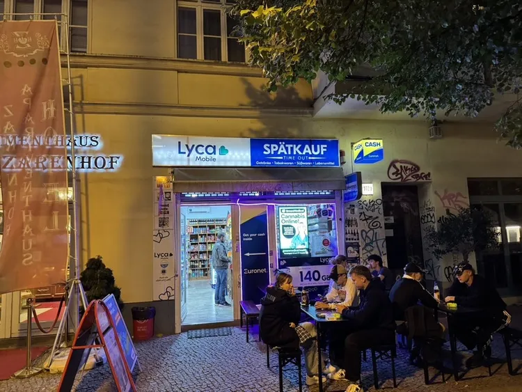 德國街頭常見販售酒與零食的小店，在柏林被稱為「營業很晚的店」（Späti）。與巴伐利亞邦規定一般商店最晚只能營業到晚上8時不同，柏林Späti除了週日，可24小時營業。
中央社