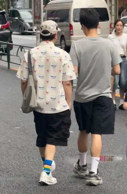 另位网友在原宿巧遇蔡康永(左)。翻摄小红书