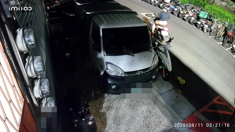 男子內褲與褲子疑似沾到屎尿，他乾脆脫掉拿在手上，光著屁股騎車回家。投訴人提供