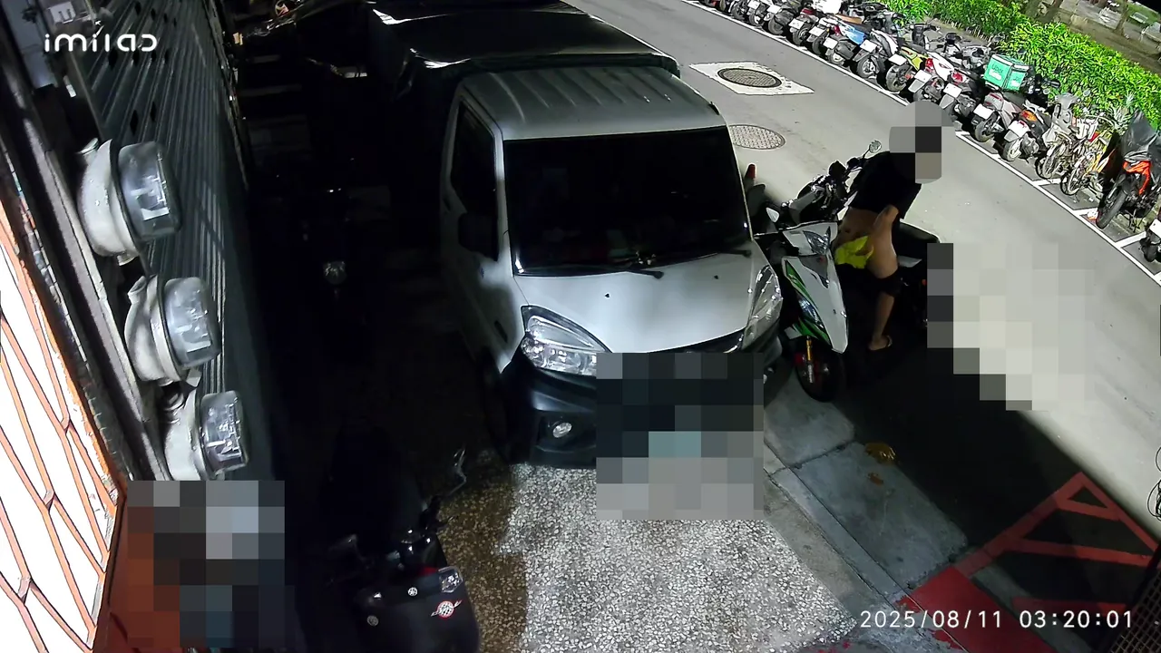男子拉完屎后拿机车抹布擦拭下体,然后丢到一旁。投诉人提供