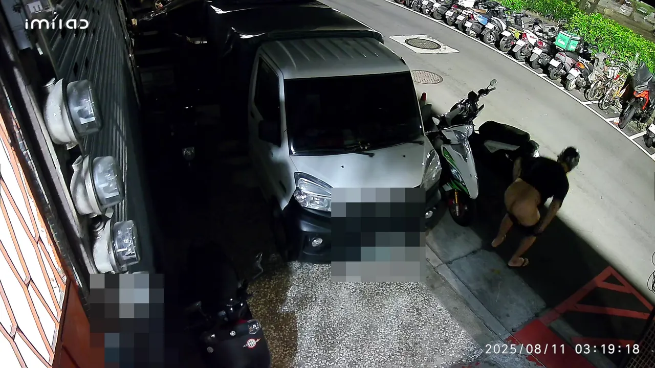 男子一停好车立刻躲进阴影处蹲下朝著住户门口拉屎。投诉人提供