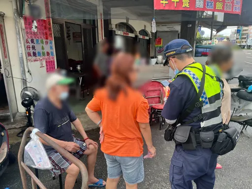 7旬翁推車逆向走在車道 民眾嚇報警求助