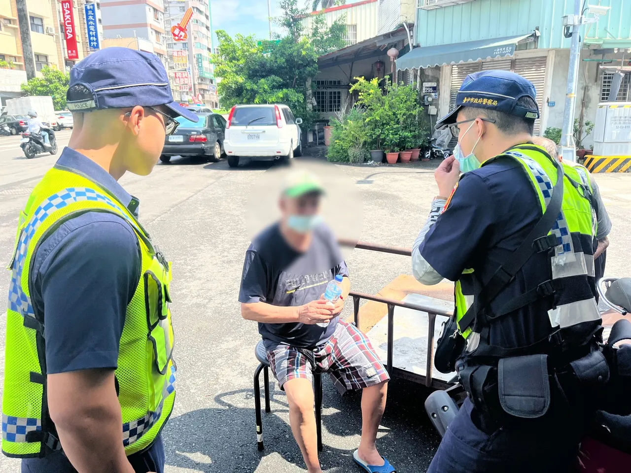 轻微失智且无法说话的彭男,因逆向推车走在车道上被民众报案协助。翻摄画面