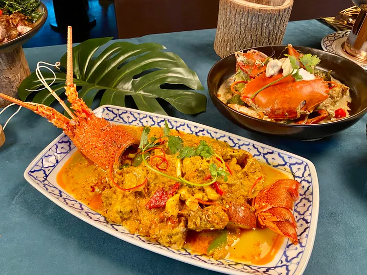 黃咖哩炒水姑娘龍蝦（前）。莊偉祺攝