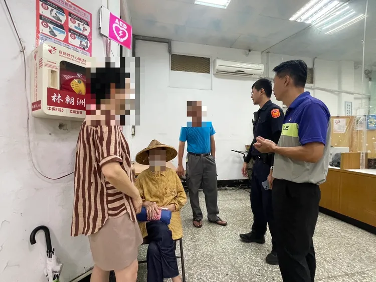 曾婦兒女到派出所接回母親。翻攝畫面