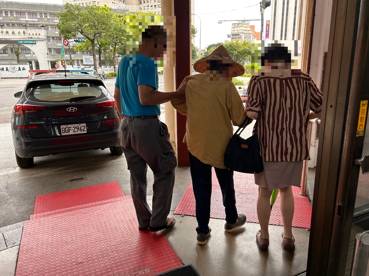 曾婦兒女到派出所接回母親。翻攝畫面