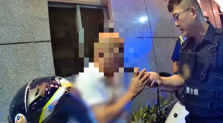 警方對陳男實施酒測。警方提供