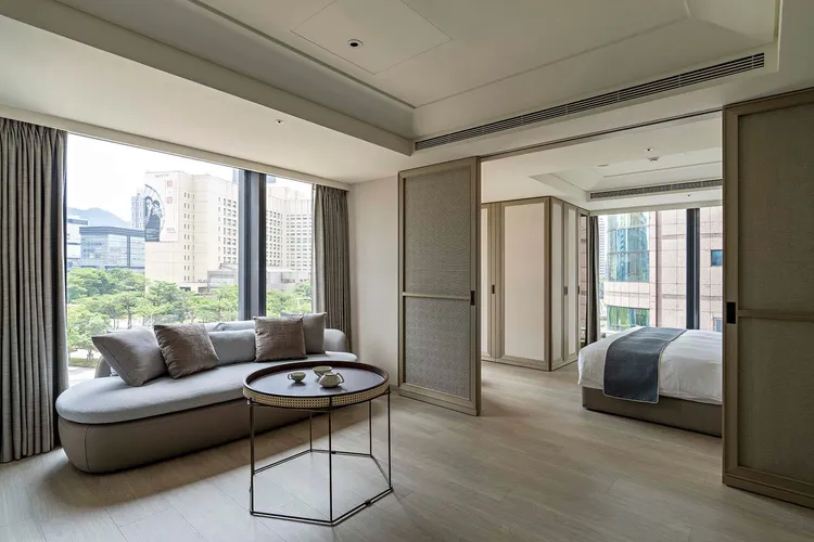 選擇「夏輕旅。午茶時光」住房專案，也能選擇入住景觀菁英套房，遠眺101大樓美景、品嚐雙人下午茶，優雅展開夏日旅程。瀚寓酒店提供