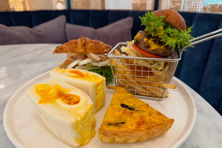 4款鹹點供選擇，分別為法式鹹派、流心蛋沙拉吐司、迷你起司牛堡、蔬果嫩雞可頌三明治，下午茶也能吃得飽。瀚寓酒店提供