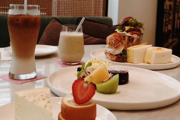 「草莓奶雲捲」，風味甜而不膩，深受女性喜愛。「苦甜熔岩巧克力」帶有苦甜交融的滋味，以及香濃滑順口感，為人氣首選。瀚寓酒店提供