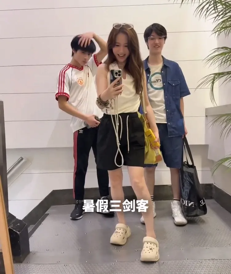 馬景濤前妻吳佳尼日前帶2個兒子遊韓國，傳出16歲小兒子馬世心（左）有意出道。翻攝吳佳尼抖音