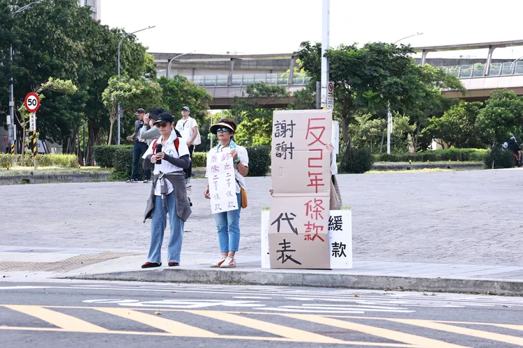 民眾黨全代會登場!小草場外舉牌「反對2年條款」 蔡壁如:涉誠信應勇敢承擔