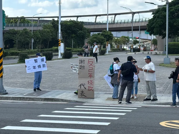 民眾黨舉行黨代表大會，場外聚集小草舉牌「支持暫緩2年條款」、「反對2年條款」。邱筠媜攝
