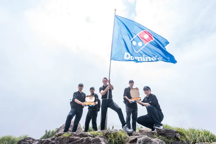 團隊登上大屯火山群的七星山，以實際行動宣告「火山披薩宇宙」計畫正式啟動。達美樂提供