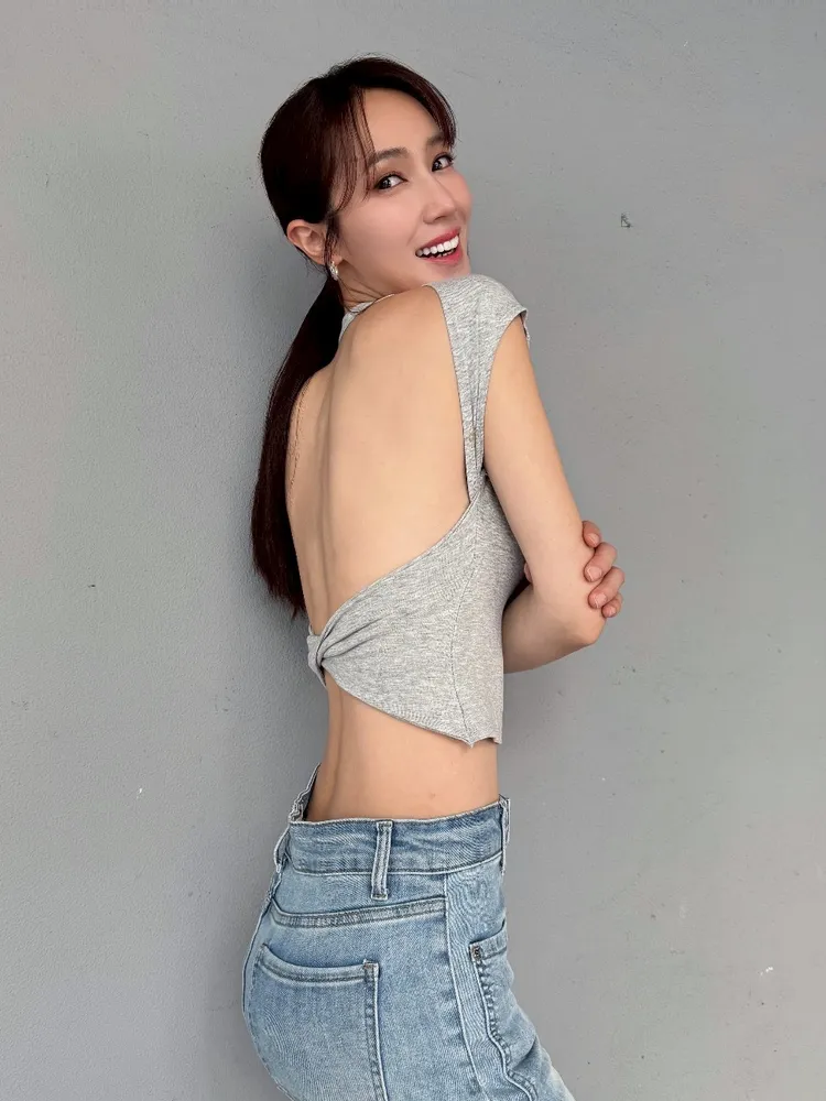 小薰曬出超細纖腰、雪白美背。美体專科提供