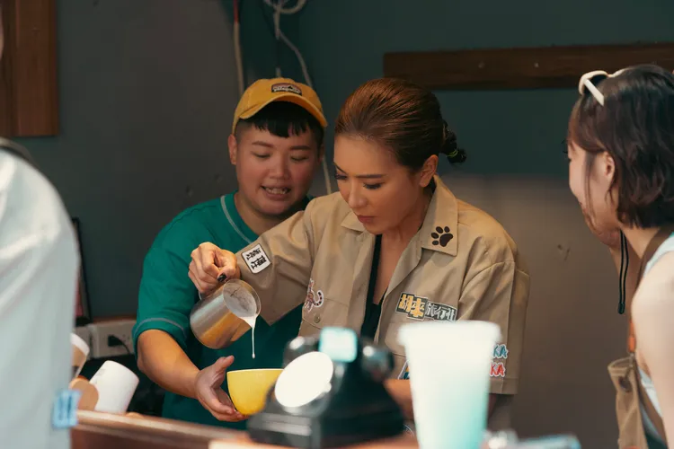 曾夢想開飲料店的小禎（右二），製作咖啡十分上手。客家電視台提供