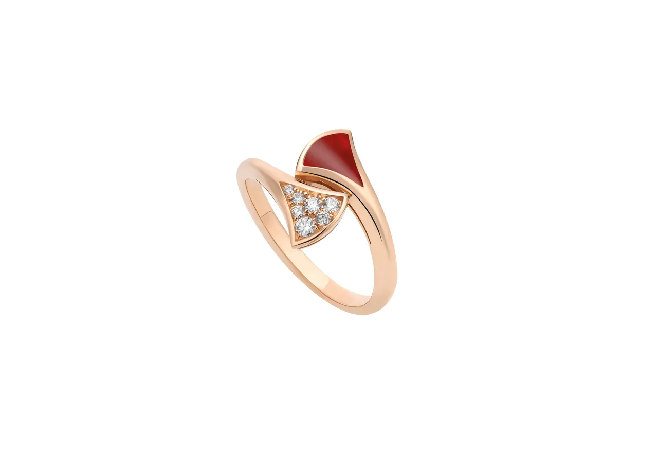BVLGARI DIVAS’ DREAM系列 玫瑰金红玉髓镶钻戒指。品牌提供