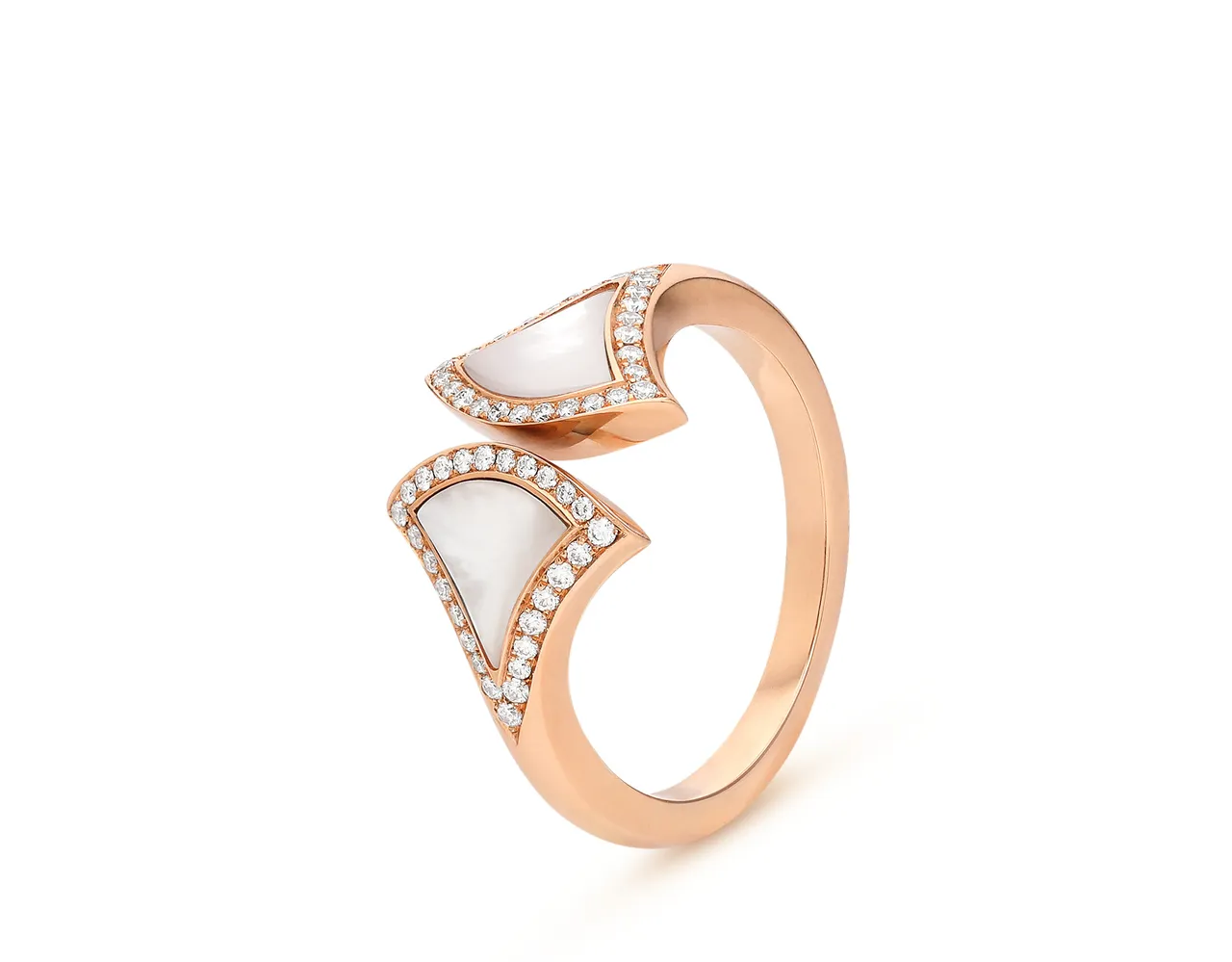 BULGARI DIVAS’ DREAM系列 玫瑰金珍珠母贝镶钻戒指。品牌提供
