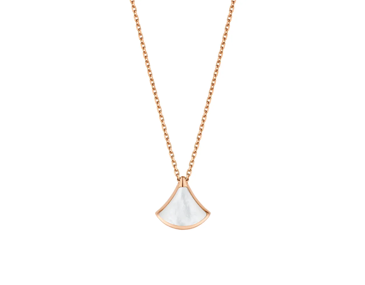 BVLGARI DIVAS’ DREAM系列 玫瑰金珍珠母贝项链。品牌提供