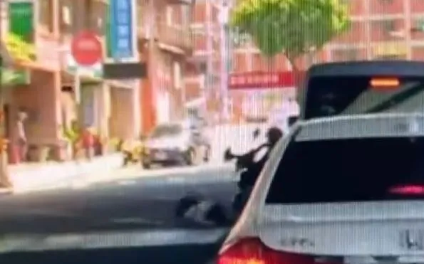 女童被撞倒在地。翻攝臉書桃園大小事