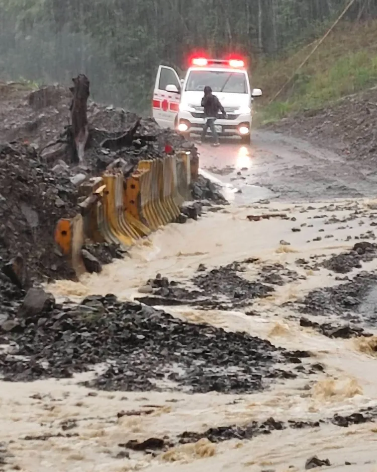 連日豪雨造成山路中斷，救護車無法上山接送病患。取自高榮臉書