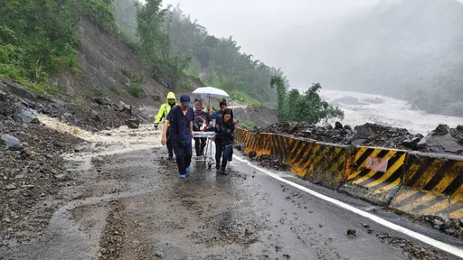 感人!抢搭救命桥 他们冒风雨「徒步接力」抬病患下山