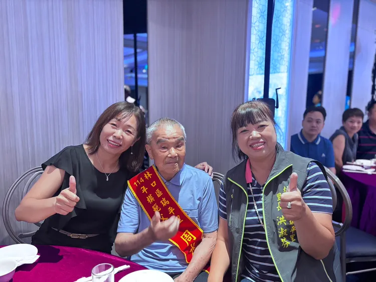 林口區長鄭淑敏到各桌感謝盛裝出席的每一位模範爸爸，齊聚一堂歡慶佳節。公所提供