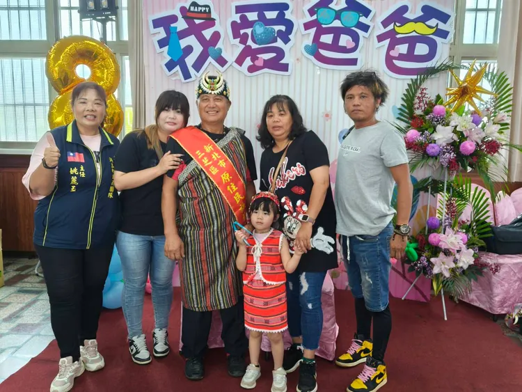 三芝區長賴小萍親切與模範父親們互動，表示父親的愛也許不多言，總在最需要時挺身而出，是一生最深刻的感動。公所提供