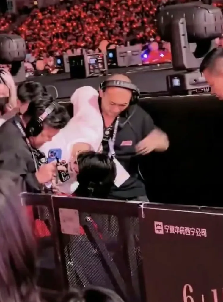 楊宗緯被工作人員攙扶離場，一度站不直。摘自微博