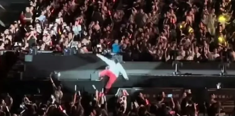 楊宗緯摔下舞台畫面非常驚悚。摘自微博