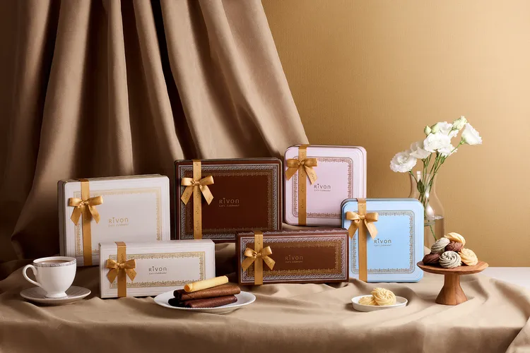 Rivon禮坊迎來品牌創立40週年，推出全新升級「Rivon Salut 伴手禮系列」，將人氣明星商品—法式奶油雪茄捲與法式曲奇餅，以質感新裝再現經典，傳遞更具體面與誠意的送禮心意。業者提供