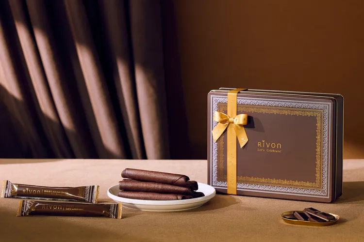 禮坊40週年推出全新升級「Rivon Salut 伴手禮系列」，將人氣明星商品—法式奶油雪茄捲以質感新裝再現經典，傳遞更具體面與誠意的送禮心意。業者提供