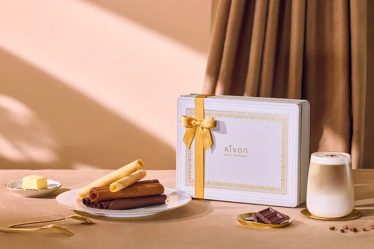 「Rivon Salut 伴手禮系列—法式奶油雪茄捲經典綜合款」集結了三款人氣風味，盒裝內含香草奶油10入、摩卡咖啡5入與醇黑濃巧5入，三款法式經典風味。業者提供