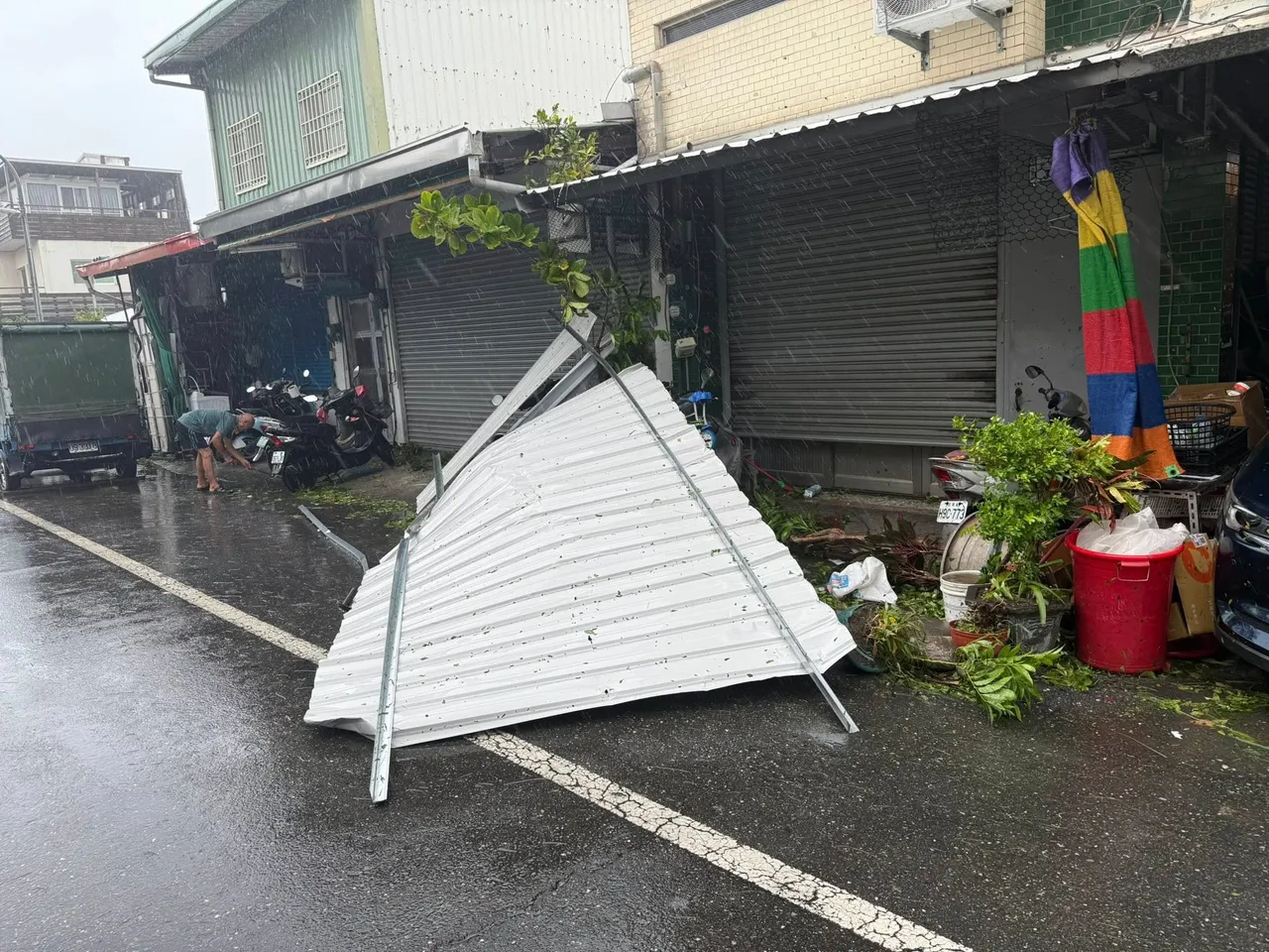 台东街道铁皮被吹翻。翻摄自台东大小事社团
