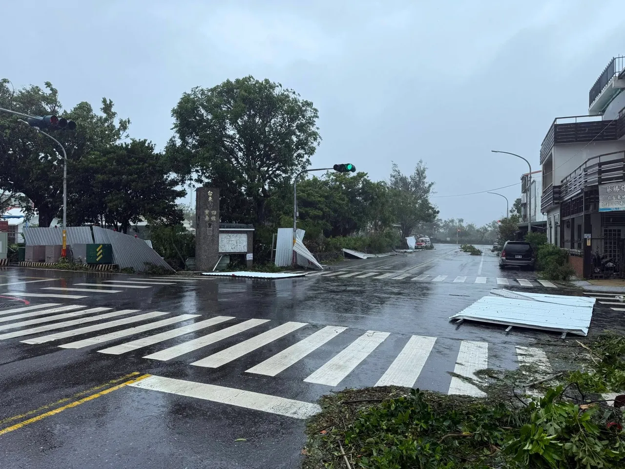 台东街道铁皮被吹翻。翻摄自台东大小事社团