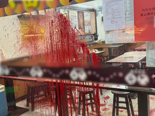 疑少東欠債!新北連鎖當歸鴨店慘遭潑漆「血紅一片」 警速逮2嫌