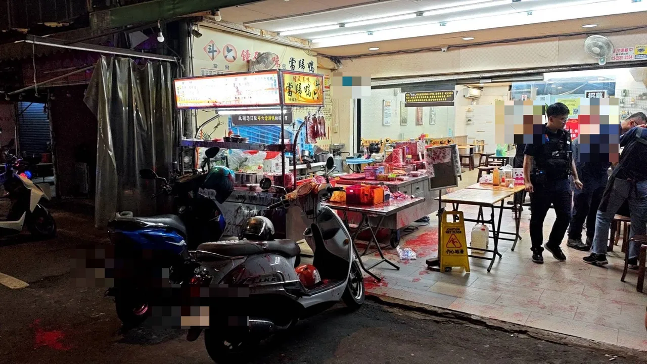 恶徒提著油漆就往店内泼洒,内部桌椅栏杆一片狼藉。翻摄画面
